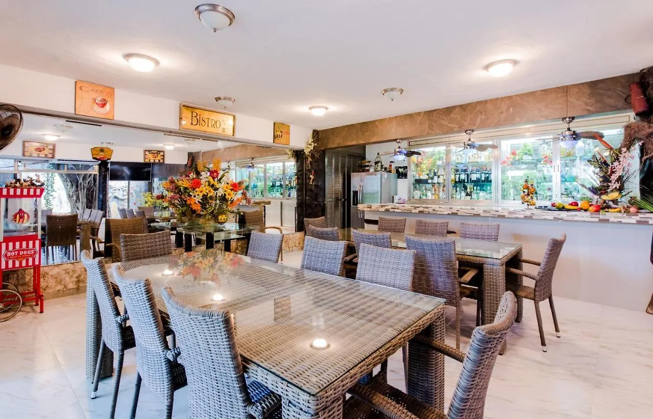 Private Villa 10 Rooms, Private Pool, Walk To Beach Playa del Carmen Bed & Breakfast